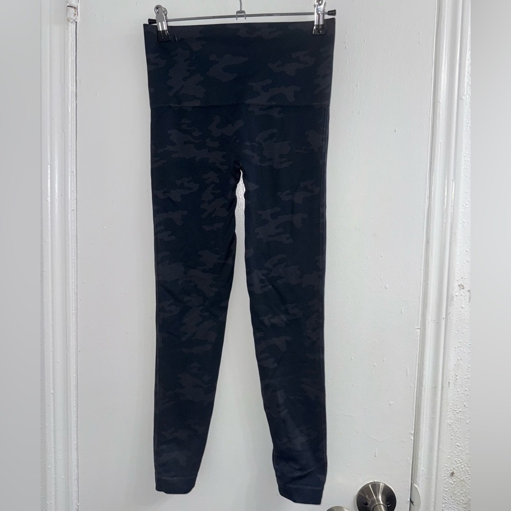- SPANX Look at Me Now Seamless Leggings, Black Camo size M - Picture 7 of 10